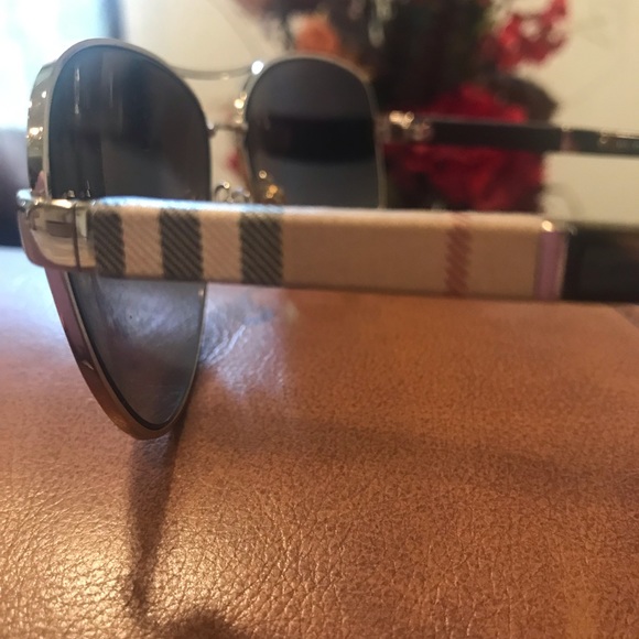 Burberry sunglasses - Picture 4 of 5
